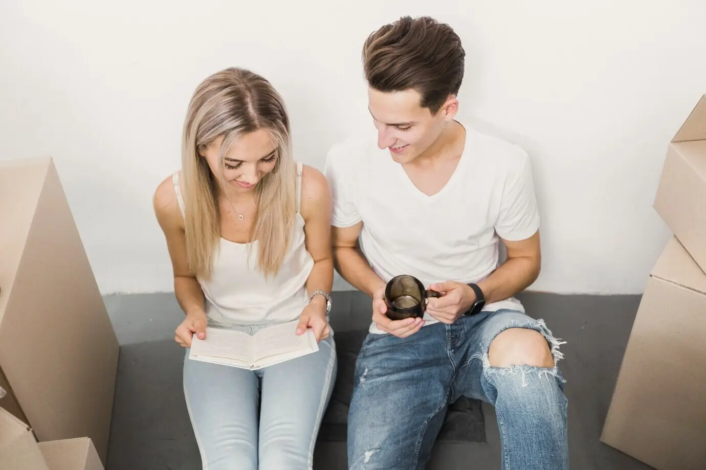 Hochwinkelaufnahme von einem Mann und einer Frau zusammen