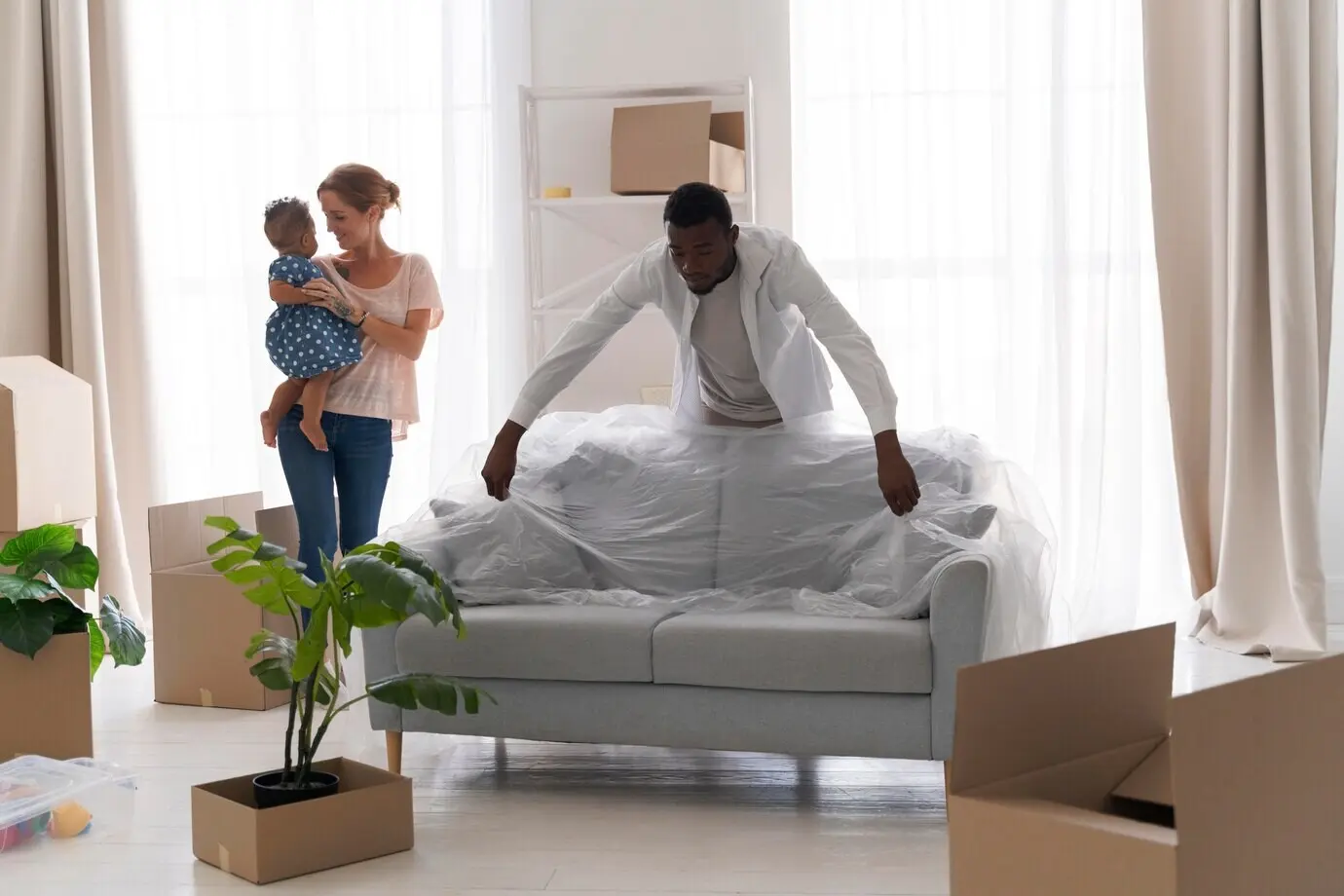 Ein Paar bereitet sich mit seiner Tochter auf den Umzug vor.